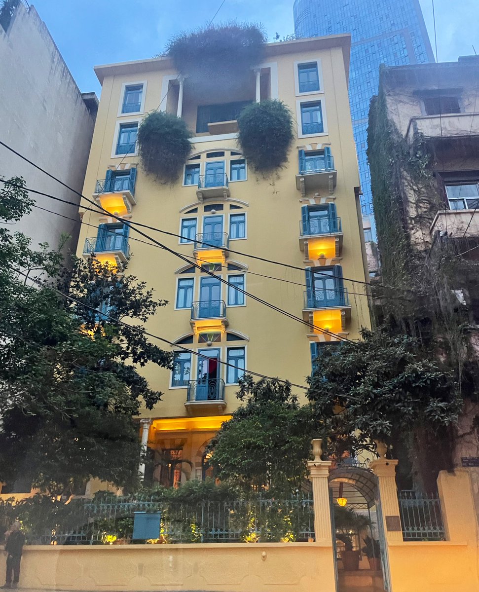 La façade de l’Hôtel Albergo, classé @RelaisChateaux , en plein cœur d’un quartier traditionnel de Beyrouth 
Charme, douceur et discrétion