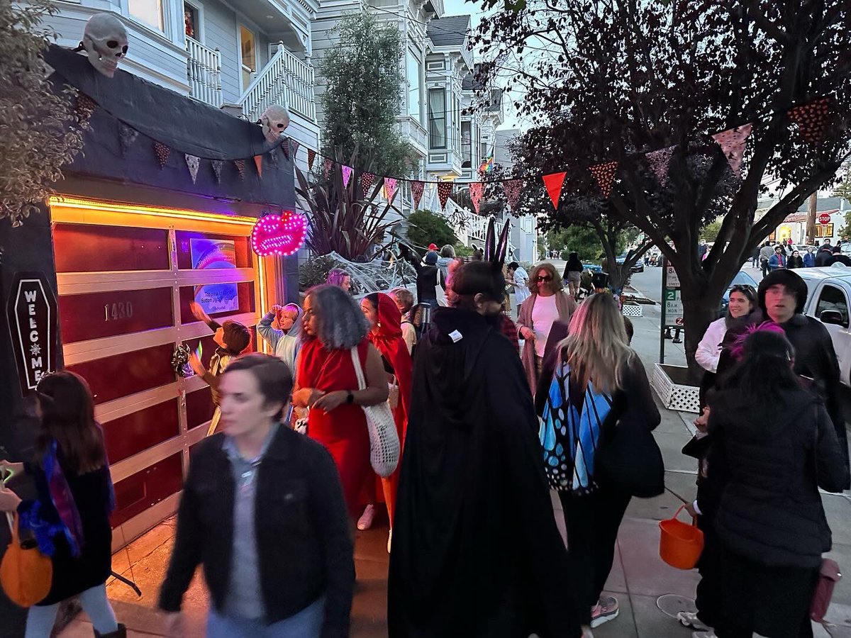 TheNoeBell's tweet photo. Happy Halloween all! Amazing fall weather, friends and candy. 😍🥰💙 https://t.co/qHVTOvIqsE