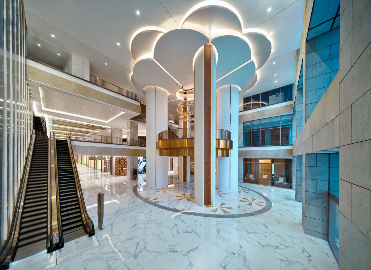 IndianTechGuide's tweet photo. 🚨 Reliance Industries opens India's largest luxury mall 'Jio World Plaza' today in BKC, Mumbai. https://t.co/JIzEdMF4Qx