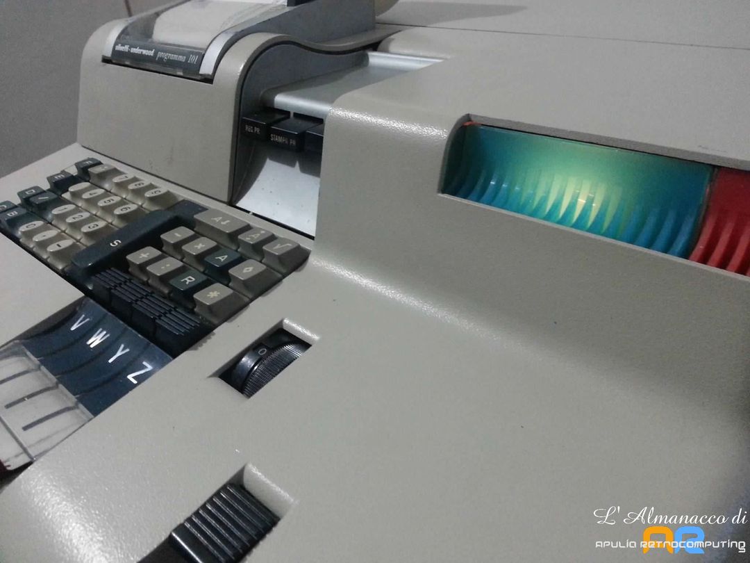 ApuliaRetro's tweet image. Novembre 1964
#accaddeoggi 

Il prototipo della #Programma101 arriva ad Ivrea.

Nell’autunno del 1964, il capo del progetto, Pier Giorgio Perotto, porta il primo prototipo a Ivrea accolto da reazioni scettiche o gelide. Lo racconta lui stesso in un libricino di moltissimi anni ⬇️