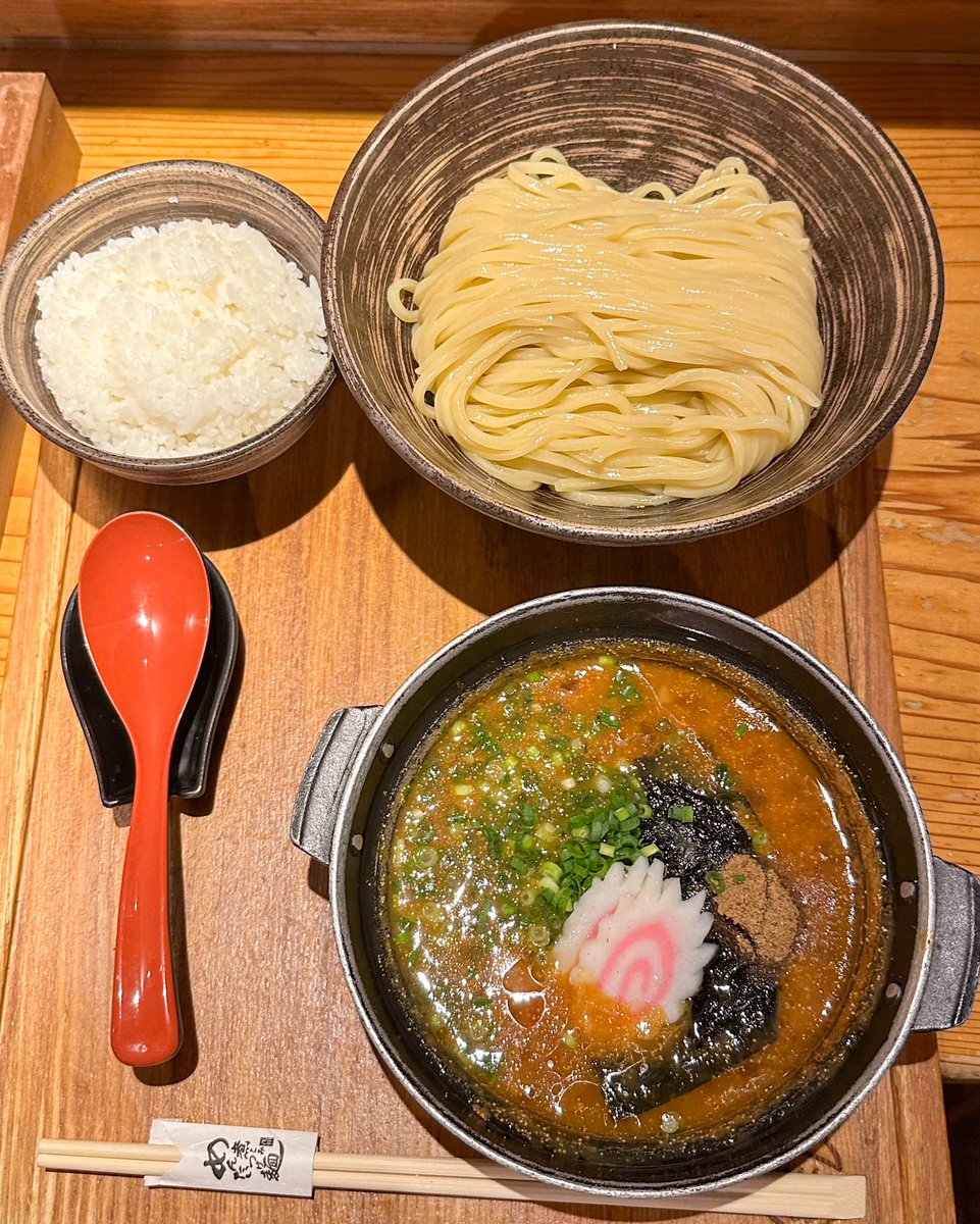 harapeko_jpn's tweet photo. 店名：元祖めんたい煮こみつけ麺
最寄り駅：東京（池袋）

明太子を丸ごと1本入れためんたい煮こみつけ麺が最高！
明太子の粒が麺とスープに絡みつき良いアクセントになってやみつきになります🍜
ご飯も付いてるのでつけ汁にダイブしての明太子雑炊も格別でした！ https://t.co/aMhbGblv3x