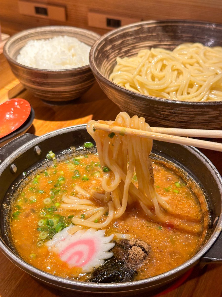 harapeko_jpn's tweet photo. 店名：元祖めんたい煮こみつけ麺
最寄り駅：東京（池袋）

明太子を丸ごと1本入れためんたい煮こみつけ麺が最高！
明太子の粒が麺とスープに絡みつき良いアクセントになってやみつきになります🍜
ご飯も付いてるのでつけ汁にダイブしての明太子雑炊も格別でした！ https://t.co/aMhbGblv3x