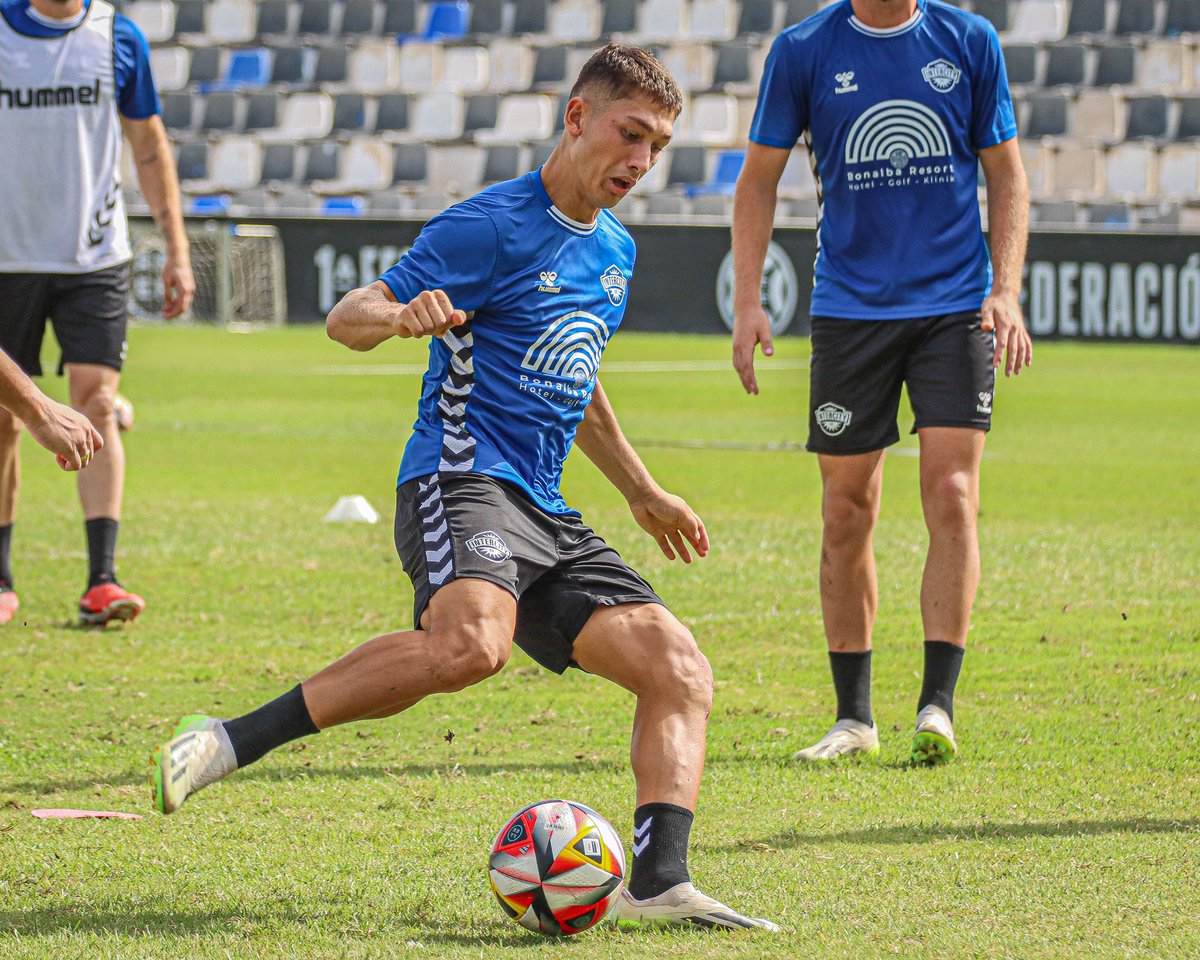 CFIntercity's tweet photo. 🦶🏼 Con los pies en el Antonio Solana
💭 Y la mente en el #IntercitySanluqueño https://t.co/tkimrHWac5