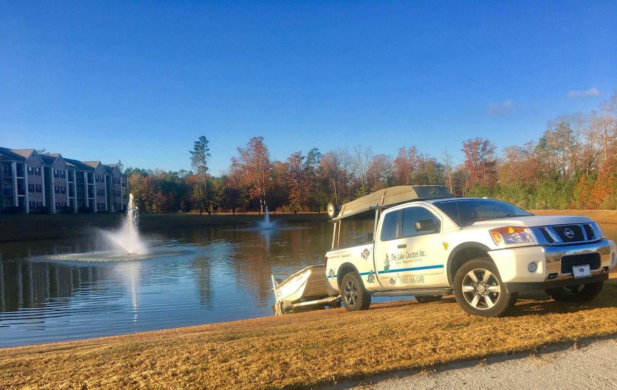 Wednesday is already in full swing with this beautiful Fall fountain install. It sure is a gorgeous day in the neighborhood! 🍂⛲️☀️ #fall #thelakedoctors #aquaticprofessional #lakemanagement #fountaininstallation