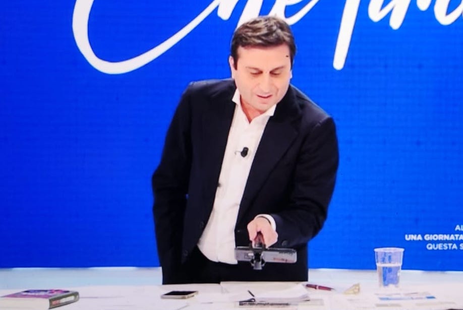 tempoweb's tweet image. David #Parenzo nella #vignetta del #Fatto, dura replica in diretta tv: "E poi nel Giorno della memoria..." iltempo.it/personaggi/202…  #1novembre #lariachetira