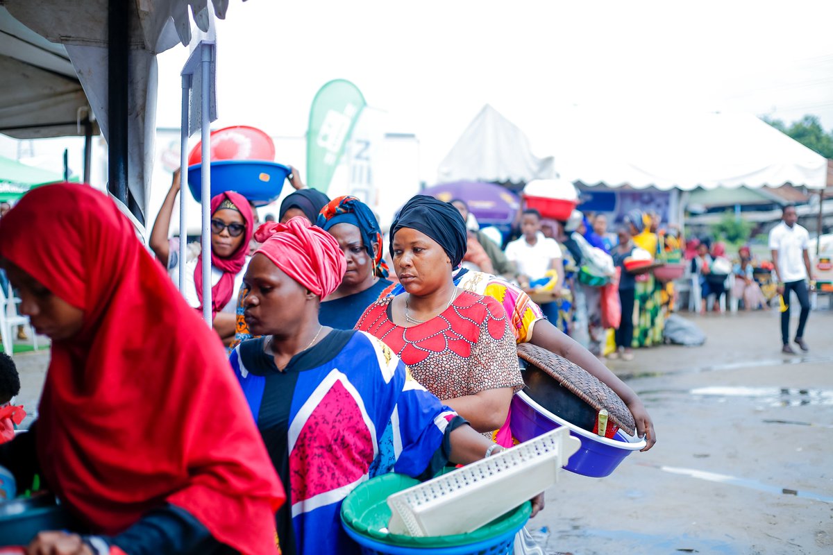 earadiofm's tweet photo. Hivi ndivyo nyomi la Mama Lishe walivyojitokeza kwenye uwanja wa Mabibo Soko la Ndizi kushiriki kwenye shindano la Mama Lishe 2023 kuachuana kupika halfcake.
Mama Lishe 2023 imedhaminiwa na #BwanaSukari #MilikiKiwanjaNaMwendapole @ChaiBora @togabemill #KitmDSM @JadenHome @NBCTanzania @nssftz #KilimanjaroDrinkingWater #EcoAfricaAppliancies #PoaSupermarket #JolukudoProducts @flourcamel #Camgas @crdbbankplc
#MamaLishe2023 #MamaLisheWaThamani #EastAfricaRadio