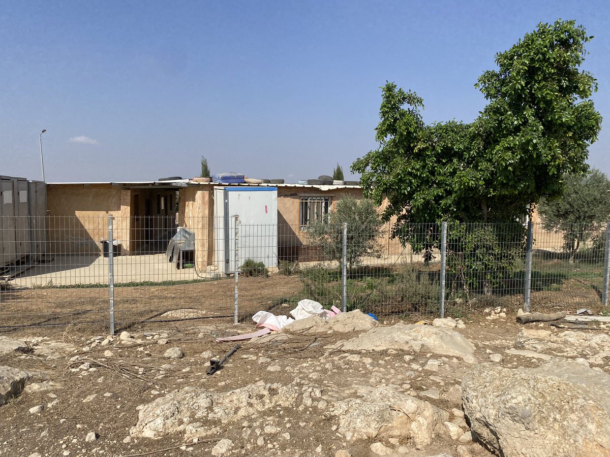 Terwijl de wereld naar #Gaza kijkt, profiteren Joodse kolonisten om sinds het begin van de oorlog al 17 (!) Palestijnse dorpen leeg te pesten <a href="/WestBank/">西岸</a> In #KhirbetZanuta is ook de met Belgisch geld gebouwde school ten dode opgeschreven, het dorp bestaat niet meer  #vtmnieuws