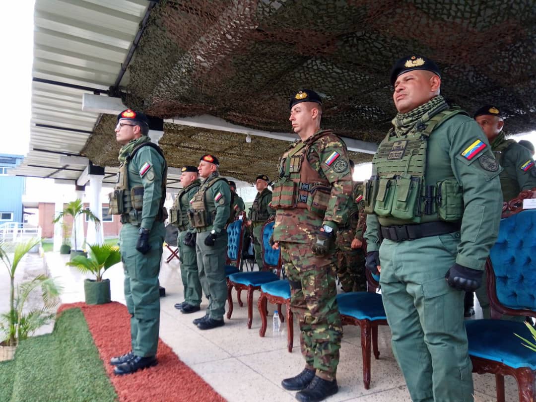 AB_COMANDOIMB's tweet photo. Desde la @AB_BRIM1 se efectuó clausura del curso instrumental de Infantería de Marina N° XXII para Tropas Profesionales, pertenecientes a la promoción "Bicentenario de la Batalla Naval del Lago de Maracaibo", acto presidido por el Comandante de la @AB_COMANDOIMB. https://t.co/ZYKjxlnv3F