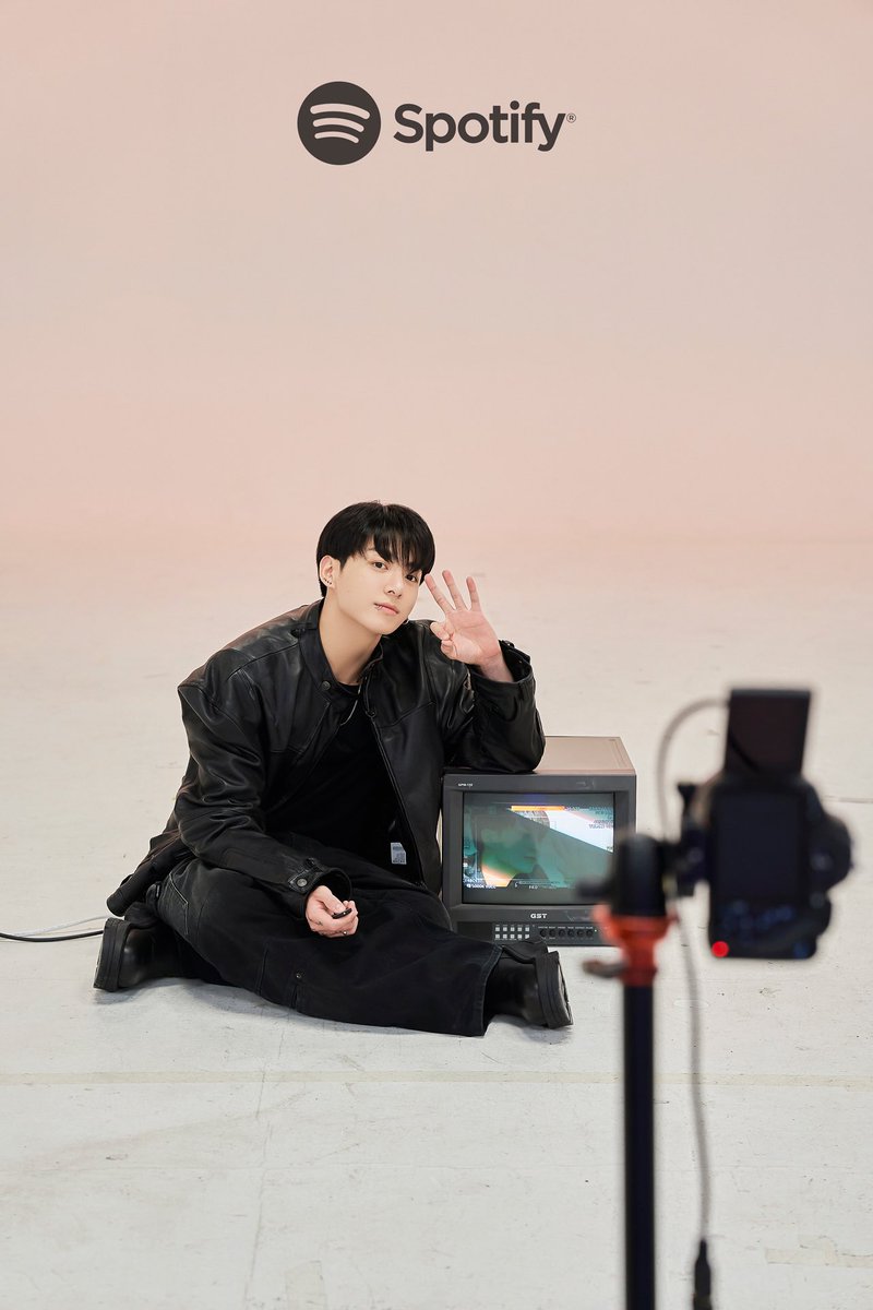 lxxyxxkkkk's tweet photo. 20231101 / 스포티파이 정국이 사진 
#JUNGKOOK #정국 #JungKook_GOLDEN https://t.co/zEozEf2Dpl