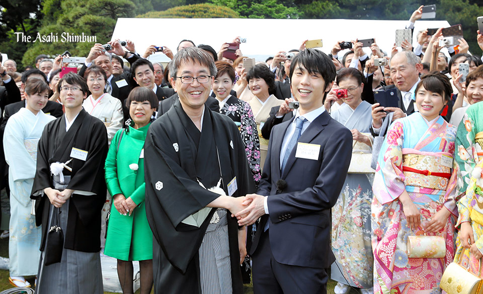【写真まとめ】過去には羽生結弦さんも　2日開催、園遊会の招待客
asahi.com/articles/ASRBY…
天皇、皇后両陛下が主催する秋の園遊会が2日、東京・元赤坂の赤坂御苑で開催されます。今回はシンガー・ソングライターの松任谷由実さんや将棋棋士の加藤一二三さんら約1390人が招待されています。（く）