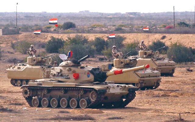 LesNews's tweet photo. L'armée égyptienne a commencé à déployer des chars de combat #M60A3 « Patton » et des véhicules d'infanterie #YPR765 près du poste frontière de Rafah, en raison de crainte d’arrivée massive de réfugiés palestiniens via @SACNSNew https://t.co/g9h20rnURk
