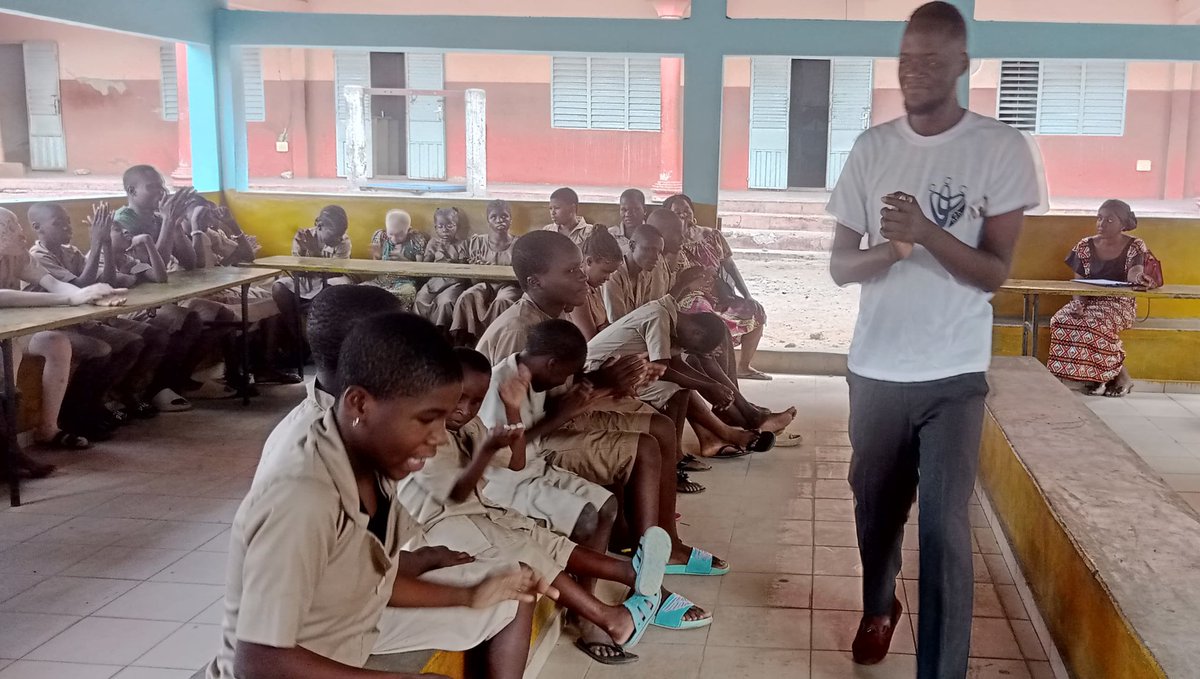 Le vendredi passé, nous étions au Centre de Promotion Social des Aveugles de Parakou dans le cadre de la campagne terrain du projet "Abahwe". 
Merci au personnel de ce centre qui a bien voulu nous permettre de discuter avec leurs élèves et étudiants.