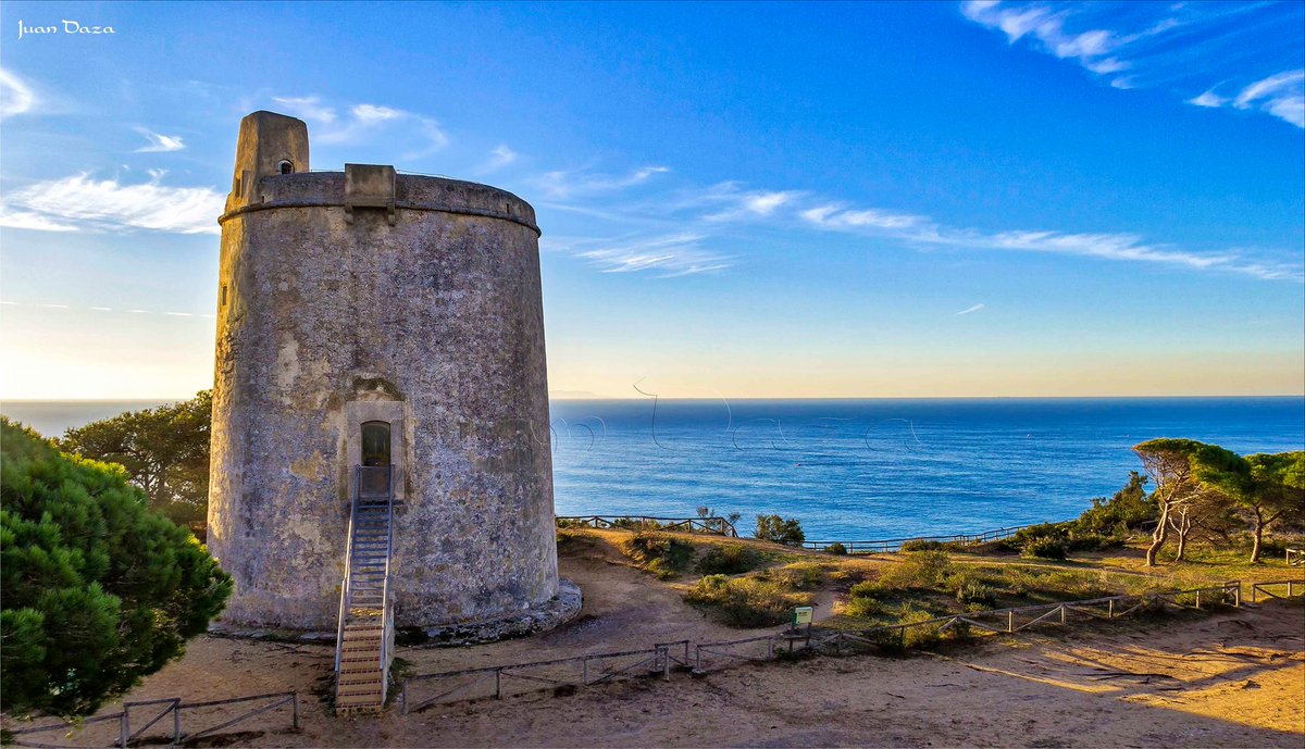 ¡Buenos días!

Esta torre de defensa fue construida en el siglo XVI para proteger la costa andaluza de los ataques de piratas berberiscos.

Se puede visitar los fines de semana en horario de 10 a 14h.

📷Juan Daza
📌Torre del Tajo

<a href="/VentanaVAND/">Ventana Visitante</a>
