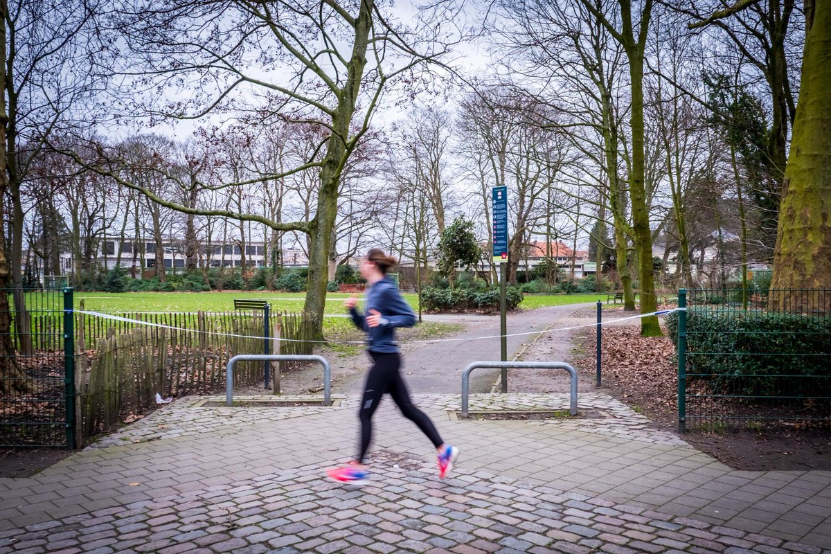 Donderdag kan #StormCiaran voor hevige wind zorgen. 🌬️ Bereid je voor en meld schade of problemen via het e-formulier of 1722. 👉Meer info: bit.ly/AntwerpenCiaran