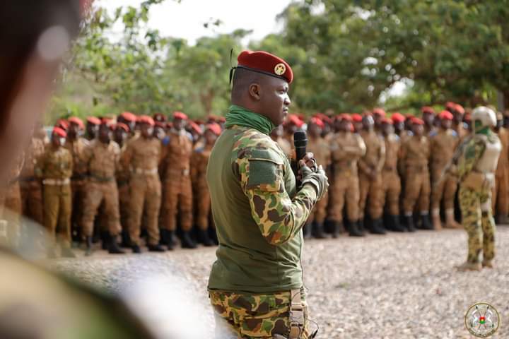 ActualiteBf's tweet photo. Burkina: Le chef de l’État loue les sacrifices consentis par les Forces combattantes https://t.co/ziYBvEQOhe via @ActualiteBf #Lwilli #Burkina #BurkinaFaso https://t.co/am1phjqcFv