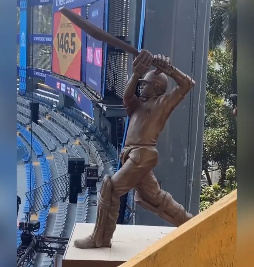 mufaddal_vohra's tweet photo. The Sachin Tendulkar statue at the Wankhede Stadium. https://t.co/h0lltjSeXn