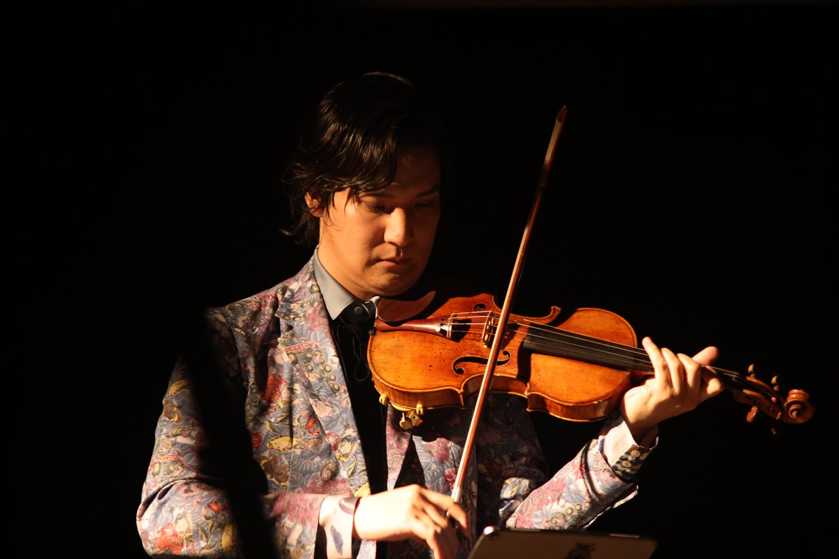 [new video]

Yuri Umemoto - 'Copy and paste, mass produced/consumed irregular/imperfectly shaped plastic pearls and Me.' (2022) for violin 

youtu.be/_ezdfHcVnOE?si…

梅本佑利 - 「コピー・アンド・ペースト, 大量生産/消費された不規則/ 不完全な形状のプラスチック真珠そして私。」(2022)