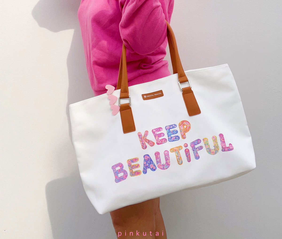 pinku_tai's tweet photo. เซตของขวัญ Oriental Princess ปีนี้มาล๊าวว Keep Beautiful Set&Bag💐 แพคเกจลายดอกไม้สีสันน่ารักกก มาพร้อมกลิ่นหอมหวานของ Sweet Berry และ Oriental White Flower ถูกใจ 💖 ส่วนกระเป๋าเหมาะกับเดอะแบกอย่างเรามาก ใส่ได้เยอะจุใจสุดๆ อยากส่งความสุขช่วงเทศกาลให้ใคร ลิสไว้เป็นอีก 1 ไอเทมในใจได้เลย 😊
