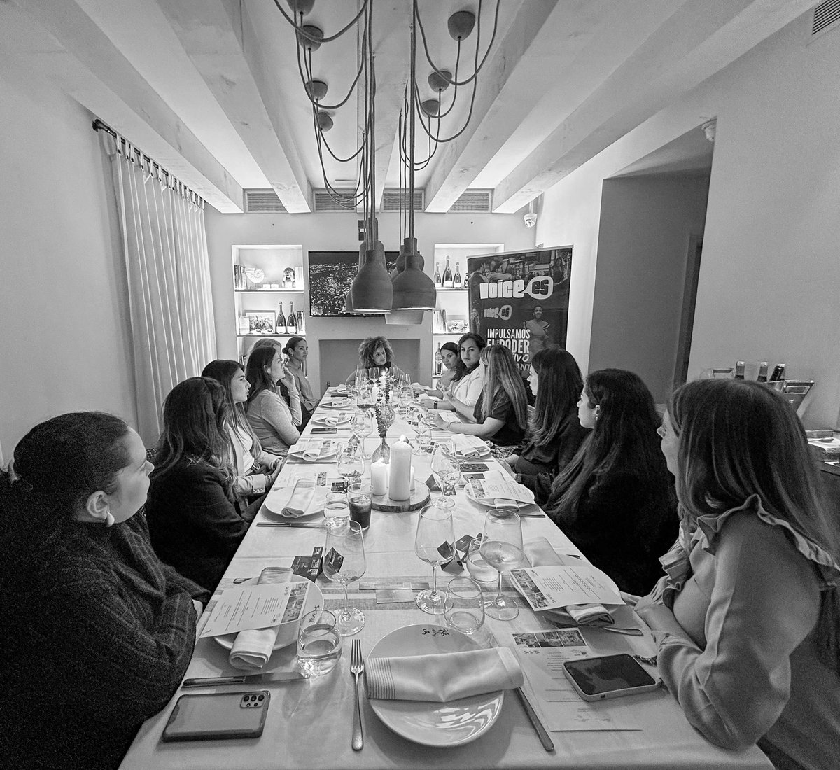 SabrinYermak's tweet photo. Gracias a @voicees_, la comunidad del talento global de migrantes e hijos de migrantes por invitarme a formar parte de #LeadersNight. 

También gracias por contar con la maravillosa @Ebbaba_H. Muy feliz de escuchar a personas inspiradoras y referentes del periodismo y las RRII 💜 https://t.co/39YTTN3oFB