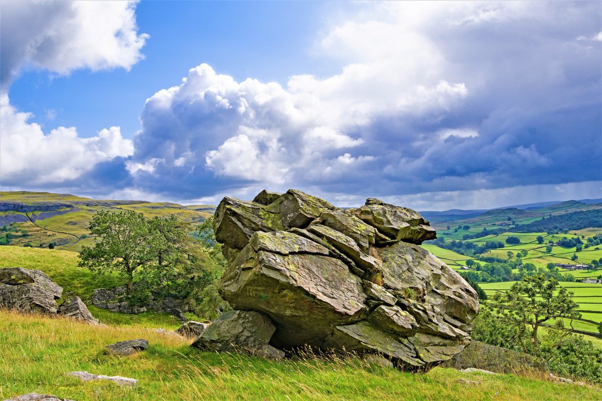 Welcome2Yorks's tweet photo. Go wild for the statuesque Norber Erratics on this 7 miles walk near Austwick: https://t.co/X5uPRR250g #glacial #erratics #Geology #boulder https://t.co/HOhXp5YYN9