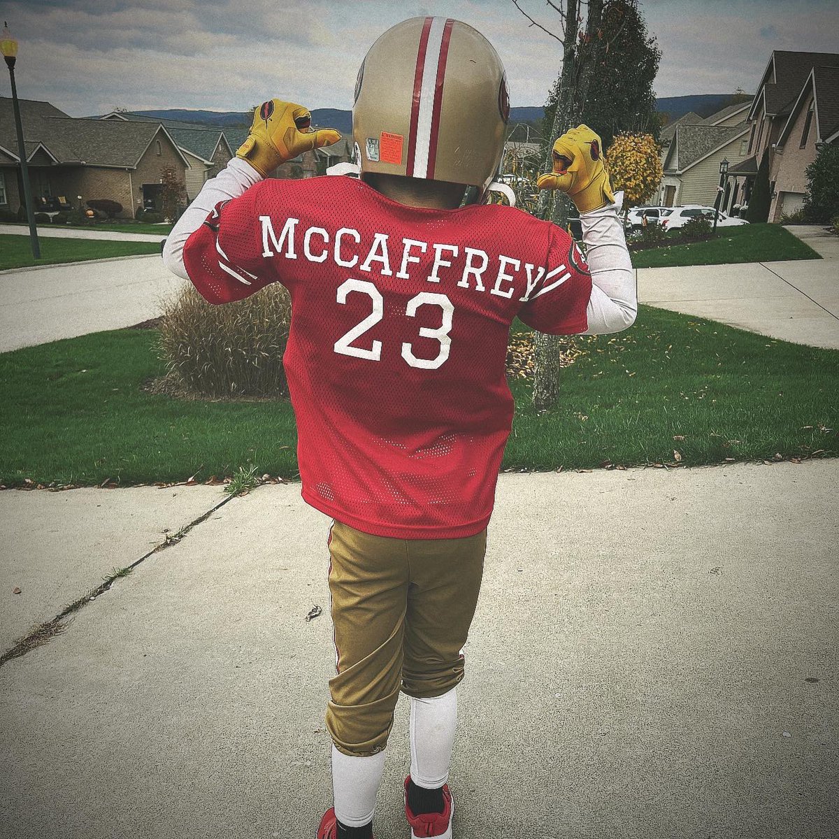 adelelizza's tweet image. of course he wanted to be his favorite player for Halloween @CMC_22 🏈