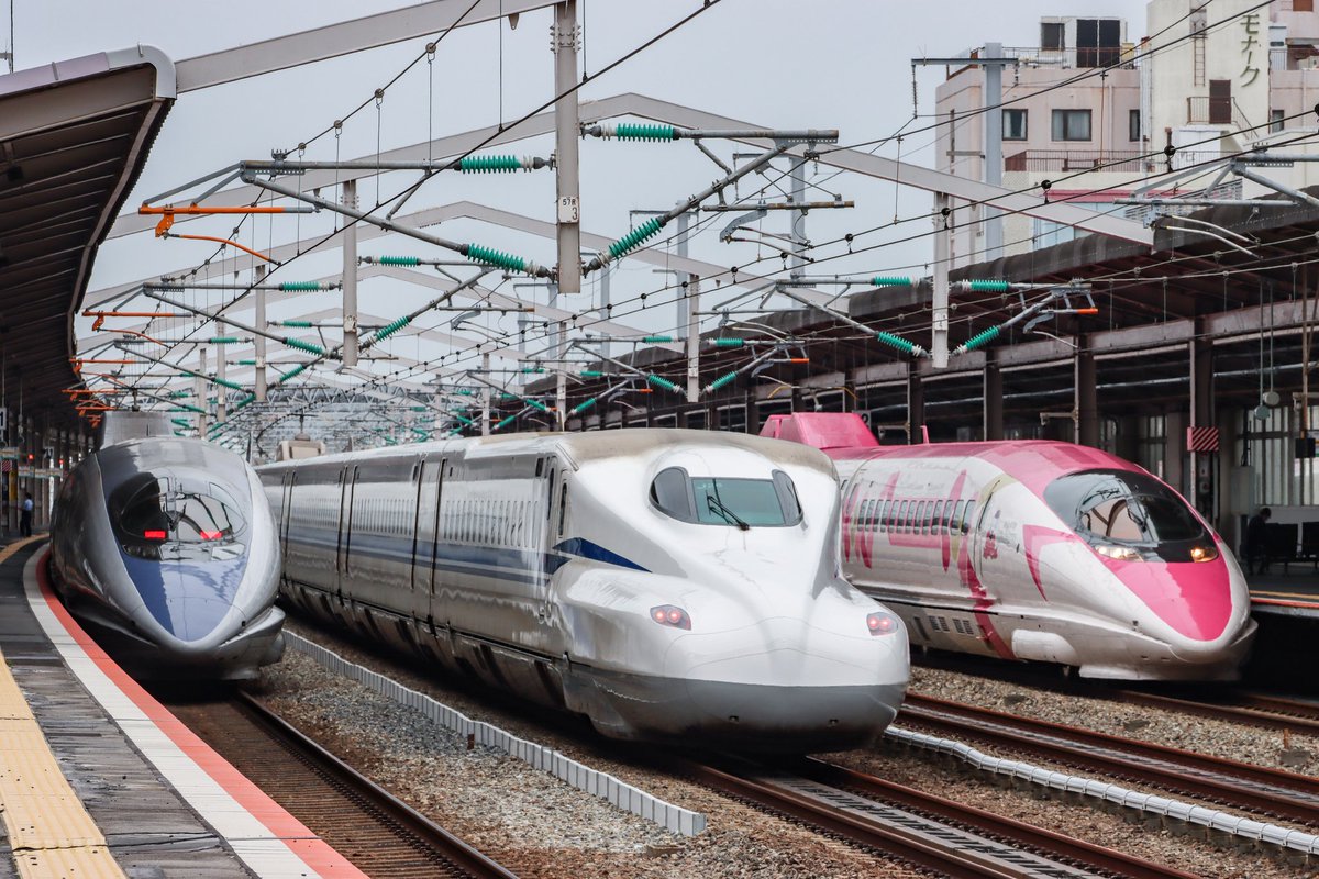 今日でキティちゃんが50周年と聞いて。 最初は「500系がピンクに