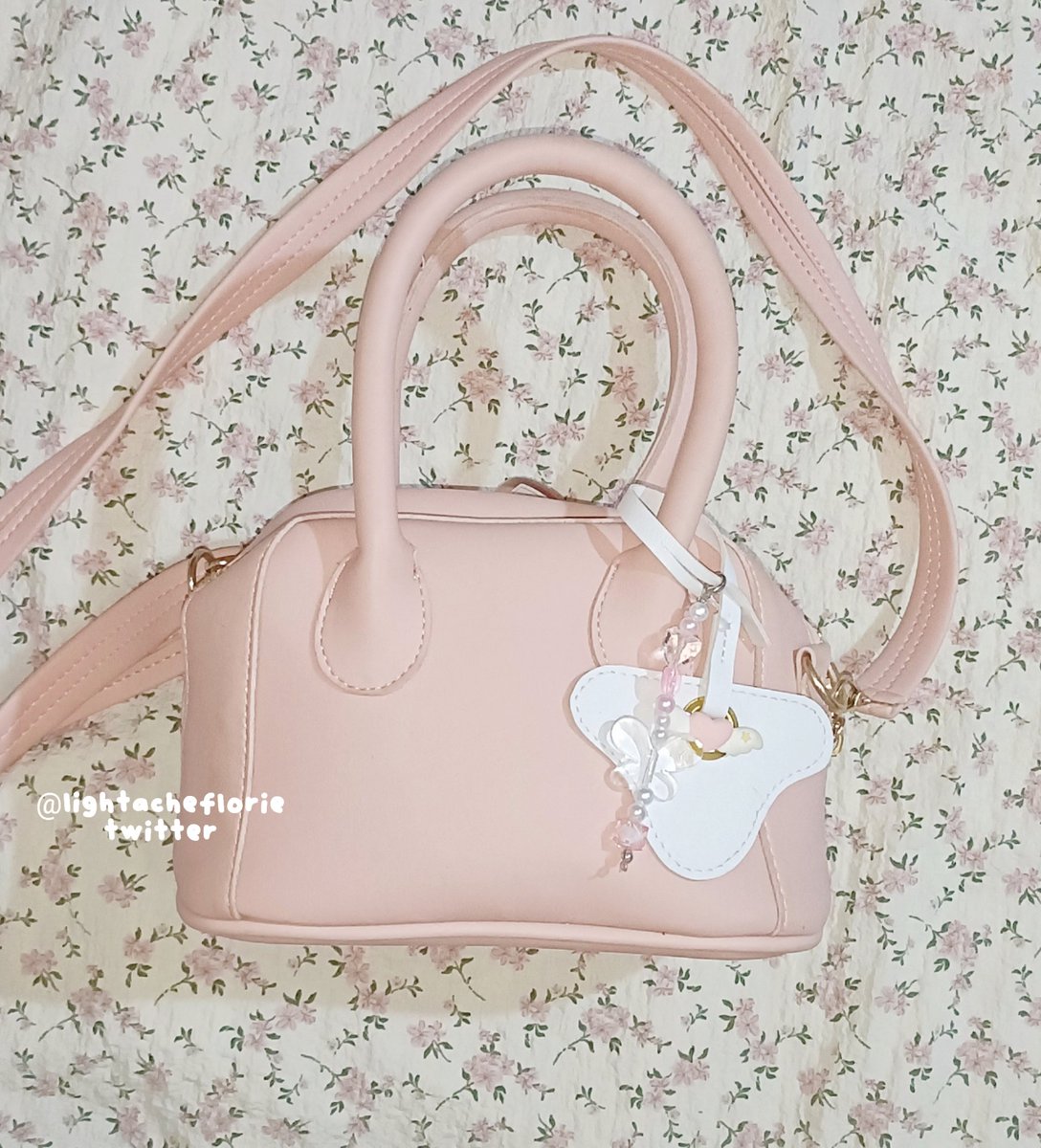 lightacheflorie's tweet photo. 🎀 Cute Slingbag/Handbag 🎀

siapa yang suka sama tas lucu-lucu gitu? aku salah satunya~!! nii aku ada rekomendasi slingbag yang model tasnya gemes dan cantik, tas ini murceii banget. beneran under 30k.
🤍🌷 https://t.co/BHtcglUwiZ
ohya ini ada banyak pilihan warna yaa!! https://t.co/VBJa5MEB9Y