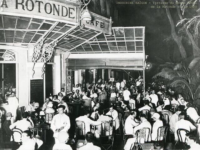 CnBalinh's tweet photo. Một quán bar tại Sài Gòn thời Pháp thuộc thập niên 1920. Quán bar này có rất đông người kể cả người Pháp lẫn người Việt.
#lifenest #lifefood https://t.co/22KqVzCAs2