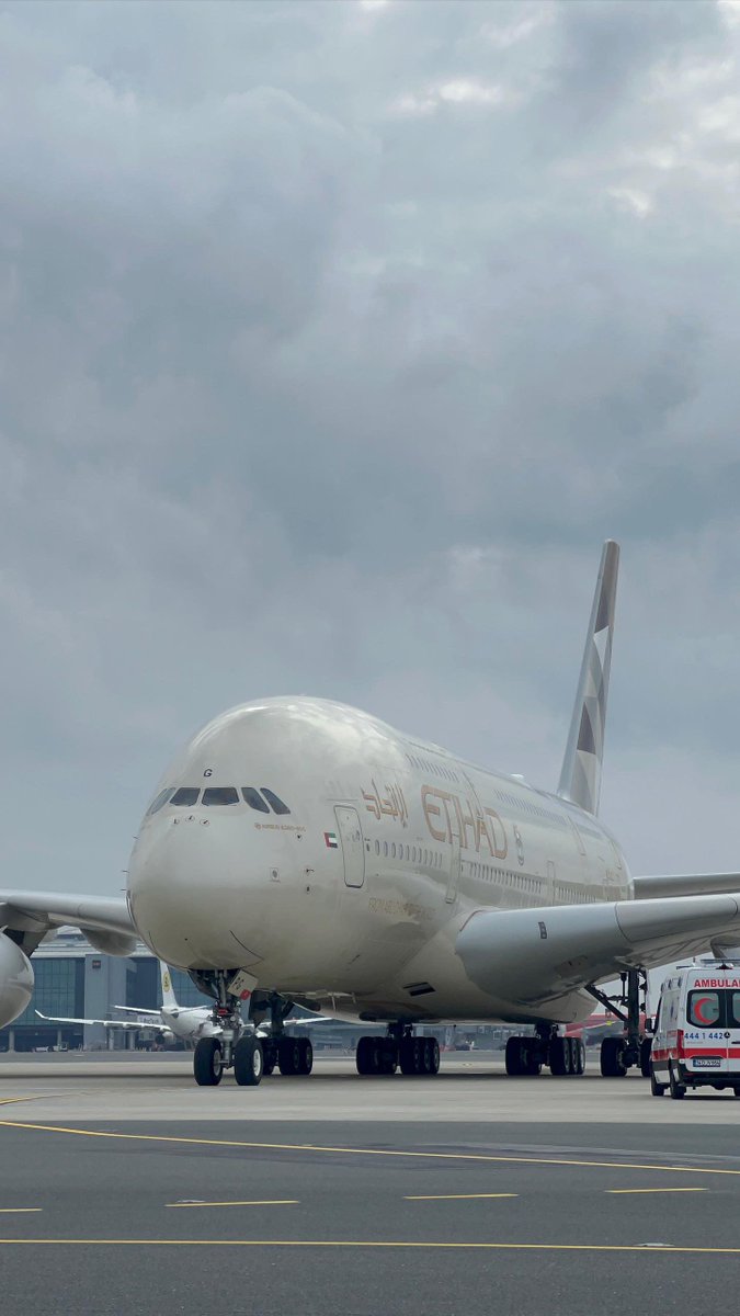 HavaSosyalMedya's tweet photo. Etihad’ın #EY19 Abu Dabi-Londra uçuşu İstanbul’a divert etti.
Solunum zorluğu yaşayan bir yolcu için İstanbul’a divert edildi. Yolcu sağlık ekiplerine teslim edildi ve uçuş Londra için yeniden kalkış yapacak.
Uçak tipi A6-APG tescilli Airbus A380
📸 @havadakisorular https://t.co/Ixf1pK7gkx