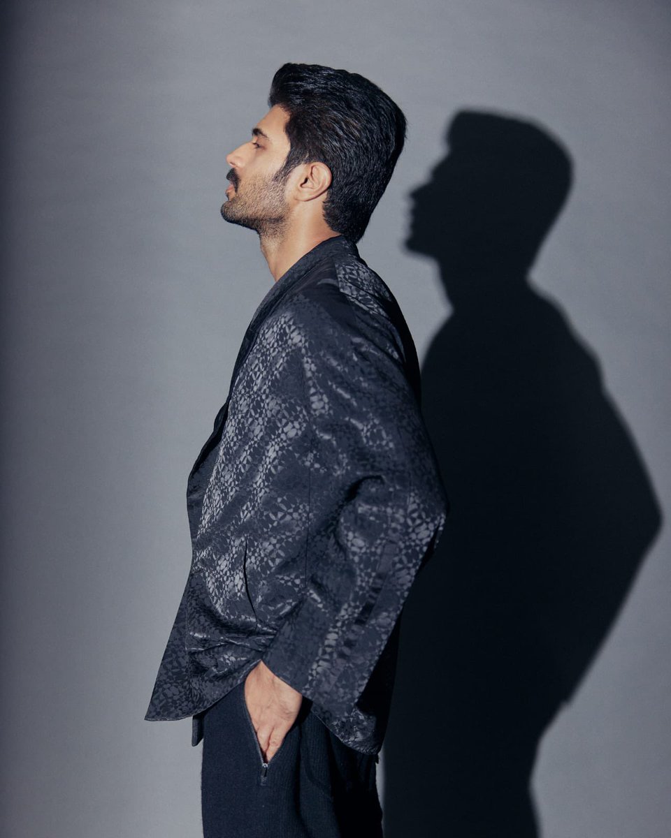 baraju_SuperHit's tweet photo. Black never looked so good until @TheDeverakonda  stepped in - setting the trend with his impeccable style! 😎🖤  
#VijayDeverakonda https://t.co/dHkhtV48VW
