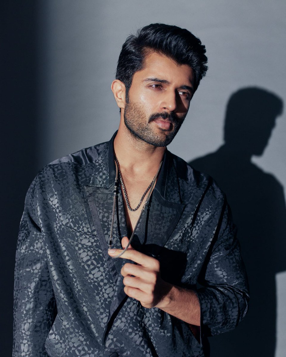 vamsikaka's tweet photo. Black never looked so good until @TheDeverakonda stepped in 🖤

#VijayDeverakonda https://t.co/9AfDTpCBwe