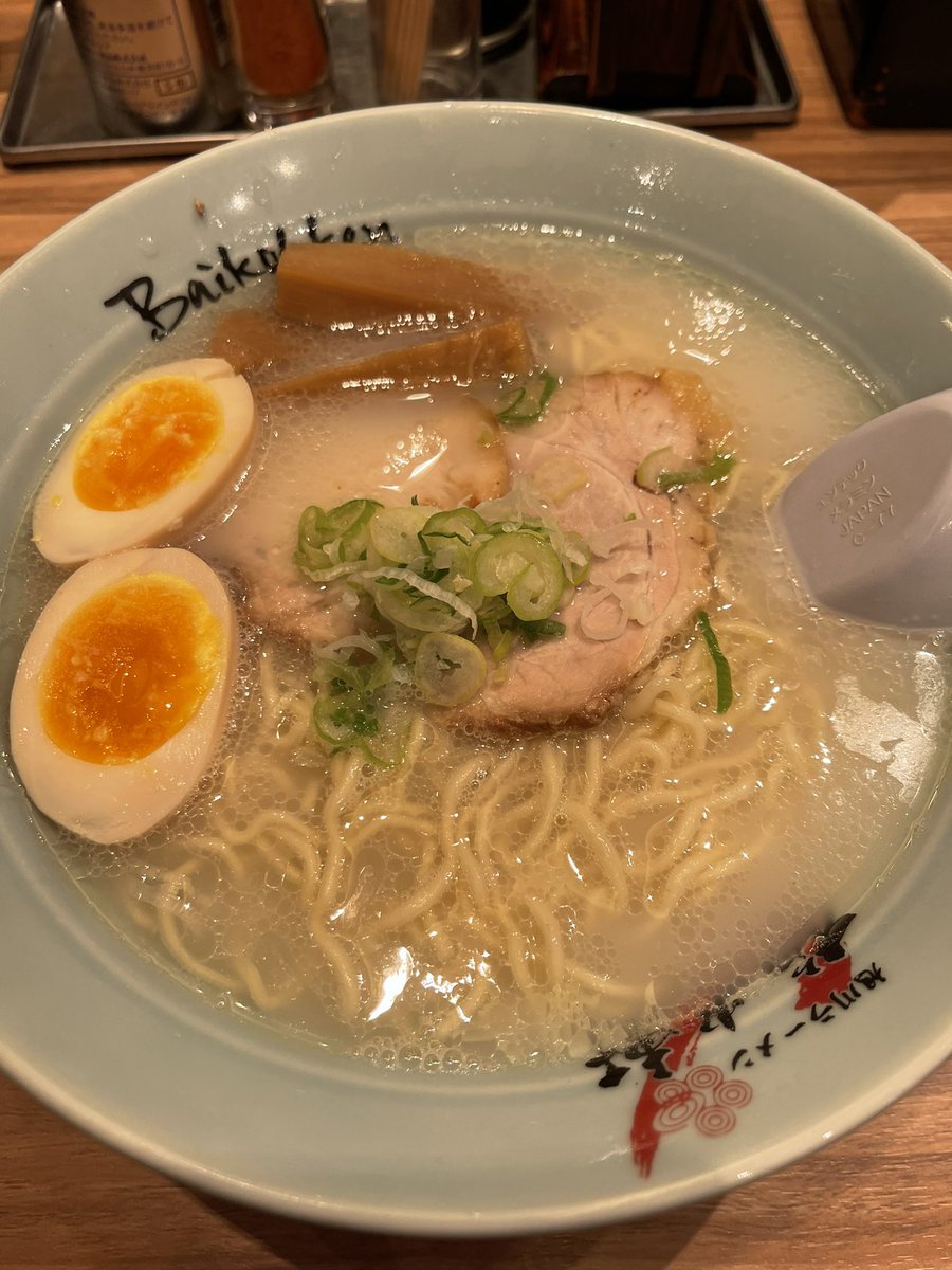 kajitetu2072228's tweet photo. 【北海道グルメ旅⑤】

新千歳空港内のラーメン屋
梅光軒
評価  ★☆☆☆☆
待ち時間  5分

冗談抜きでインスタント袋麺の方が上
その割にはある程度席は埋まっていたのでやはり飲食店は味よりも立地が大切だと再認識させられた
無駄に定員の接客レベルは高い

#カジテツ北海道グルメ旅 https://t.co/qVlfuncwbq