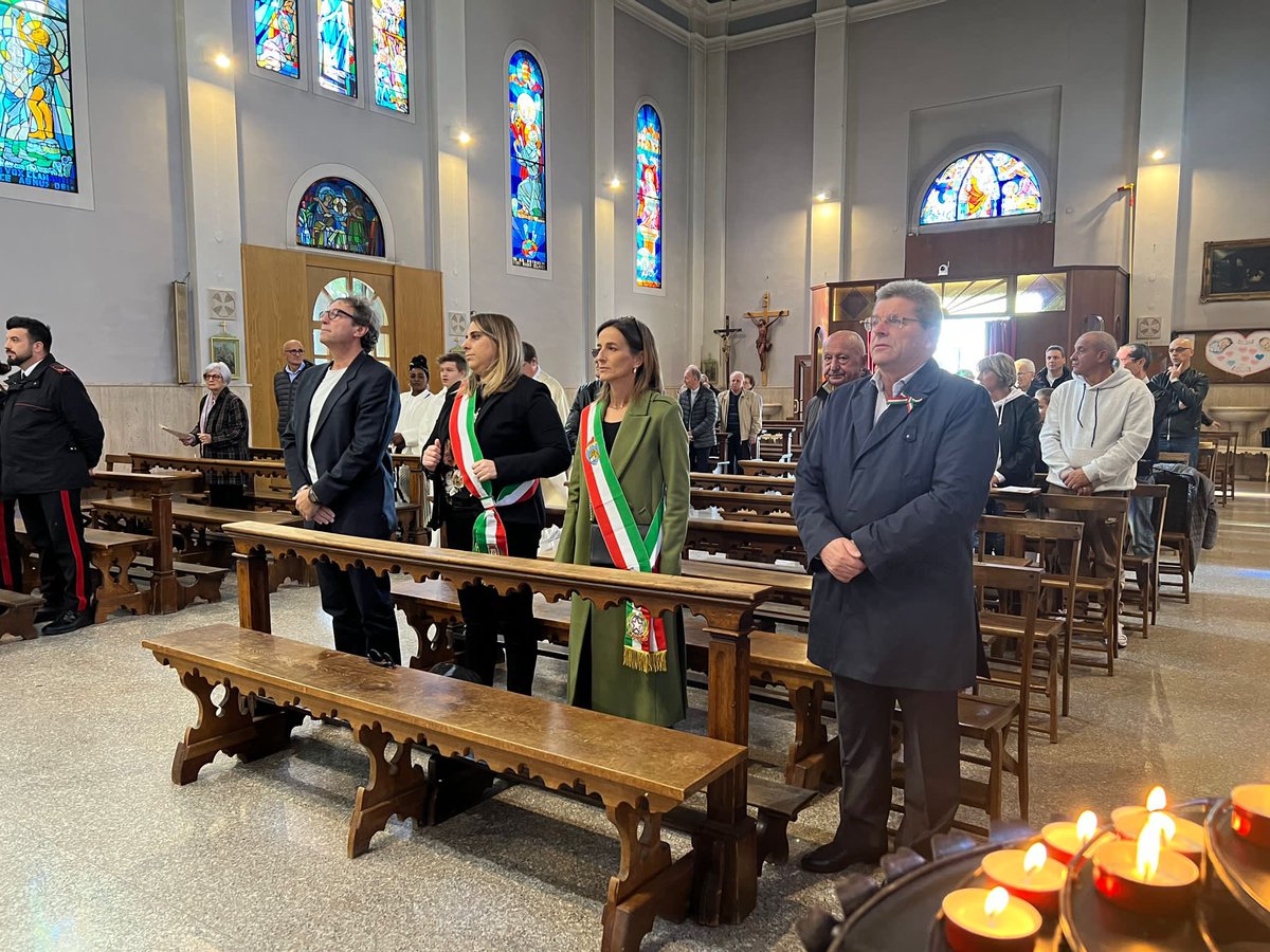 comunevenezia's tweet photo. ▪️ A #Malcontenta, nella Chiesa abbaziale di S.Ilario, è stata celebrata la messa in onore dei Caduti di tutte le guerre.
🇮🇹 Dopo la celebrazione, si è svolta la cerimonia dell'alzabandiera con la deposizione della corona d'alloro, posta davanti al monumento ai caduti.
🔹 Presenti la consigliera comunale Chiara Visentin, il presidente della Municipalità di Marghera, Teodoro Marolo, consiglieri di Municipalità, autorità civili e militari.