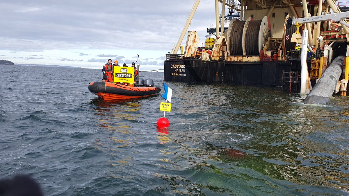 KarSmid's tweet photo. JETZT: #Greenpeace Taucherinnen protestieren für #Klimaschutz und gegen #LNGPipeline vor #Rügen. Pipeline energiepolitisch nicht notwendig und klimapolitischer Irrsinn. https://t.co/yiZ9JBIPMW