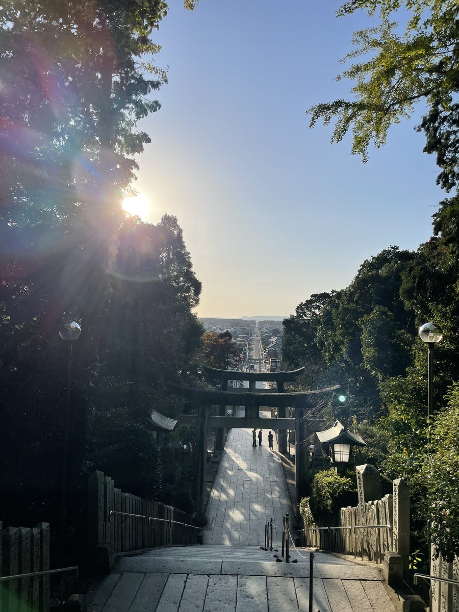 K29Kayoko's tweet photo. 宮地嶽神社　宮地浜に沈む夕陽が一直線に見える、、までにはならなかったけど未来への道に光が差した気がする〜😊✌️

嵐のCMで有名になったんだって〜 https://t.co/wCNuXhifEh