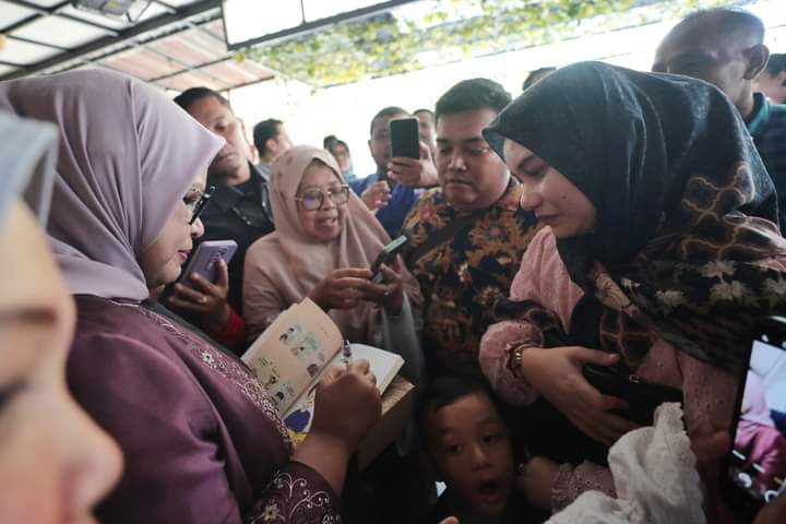 Ordinary people (@asfairus) on Twitter photo Gak bsa dipungkiri kemanapun <a href="/aniesbaswedan/">Anies Rasyid Baswedan</a> capres kita warga selalu ngebludak,tnp pengerahan massa dan cepek sebagai daya tariknya karena pendukungnya cerdas dan bukan manusia2 kelaparan😃kita butuh perubahan,pendukung TRAH DUNGU,cebong akut dan baru dilarang keras BAPER ya Gak bsa dipungkiri kemanapun <a href="/aniesbaswedan/">Anies Rasyid Baswedan</a> capres kita warga selalu ngebludak,tnp pengerahan massa dan cepek sebagai daya tariknya karena pendukungnya cerdas dan bukan manusia2 kelaparan😃kita butuh perubahan,pendukung TRAH DUNGU,cebong akut dan baru dilarang keras BAPER ya