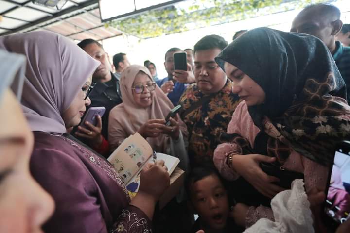 Gak bsa dipungkiri kemanapun @aniesbaswedan capres kita warga selalu ngebludak,tnp pengerahan massa dan cepek sebagai daya tariknya karena pendukungnya cerdas dan bukan manusia2 kelaparan😃kita butuh perubahan,pendukung TRAH DUNGU,cebong akut dan baru dilarang keras BAPER ya