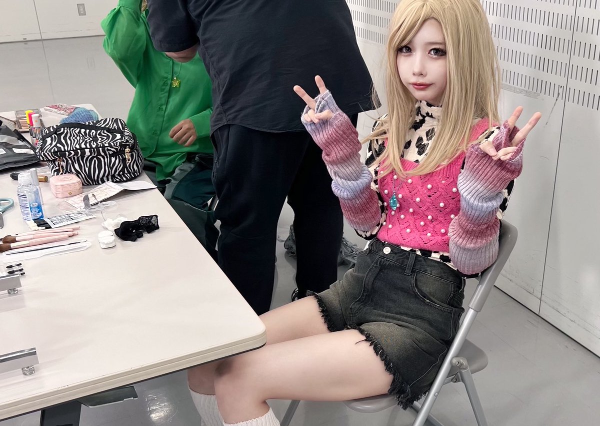 aNo2mass's tweet photo. 荒川さんイワクラさんと3人で ギャルになりました。あのちゃんねる見てね。 https://t.co/0HzUof8xZz