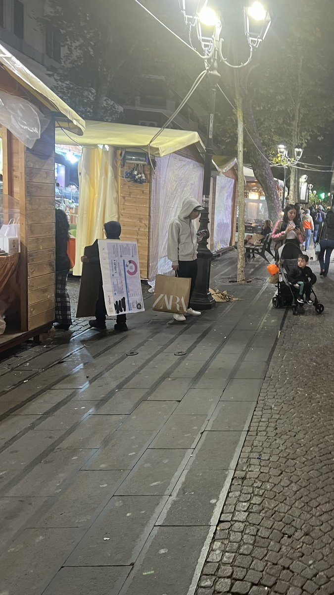 comunque ieri ho visto un bambino vestito da bolletta della luce e mi ha migliorato la giornata