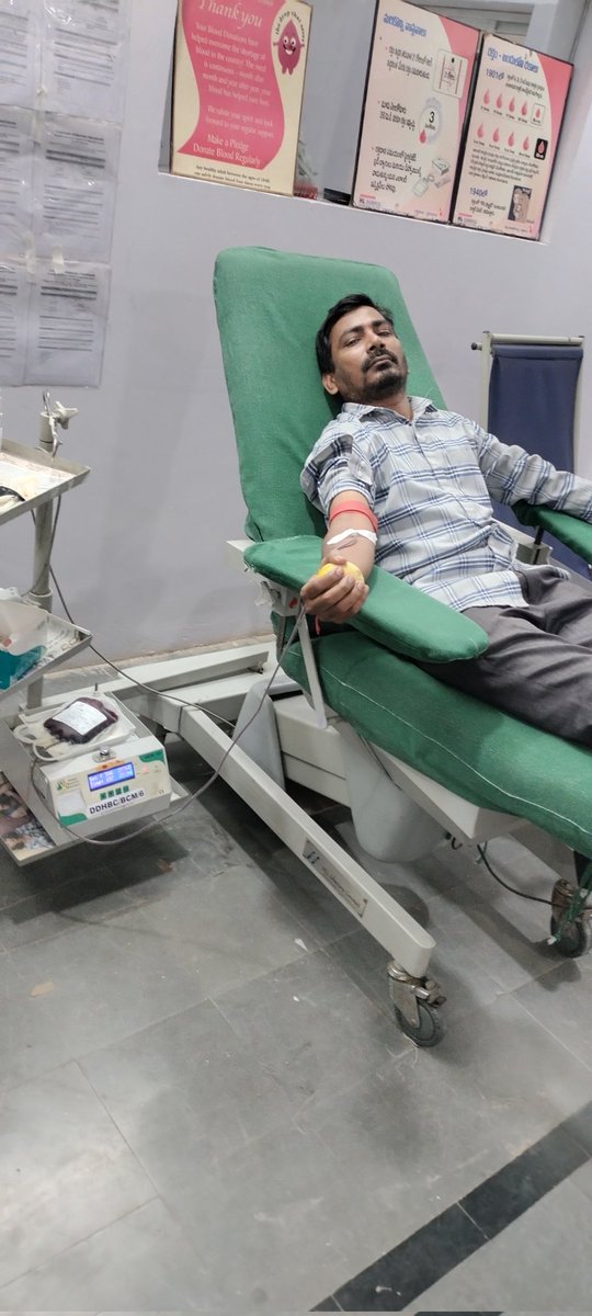 rakeshnayee235's tweet photo. On Tuesday 31-10-24 @Vfofoundationteam members Rakesh &amp; Ramakrishna donated blood at andramahila Saba hospital for heart surgery 🤝❤️🩸 https://t.co/3lpayunRng