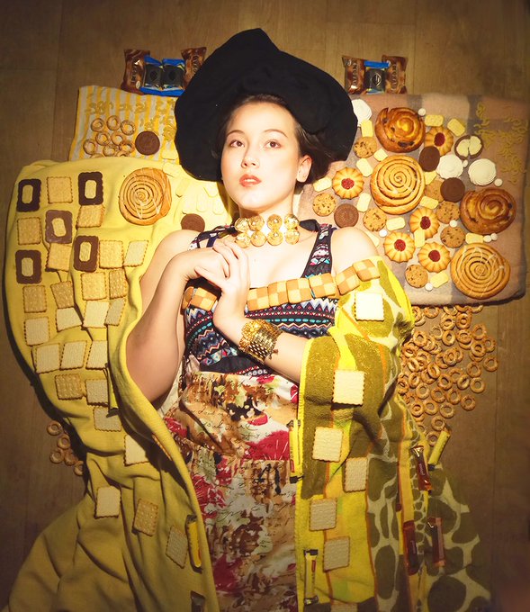 Gustav Klimt's Portrait of Adele Bloch-Bauer reimagined with biscuits/cookies, by Julia Timoshkova. The model is her daughter Antonina #WednesdayMotivaton