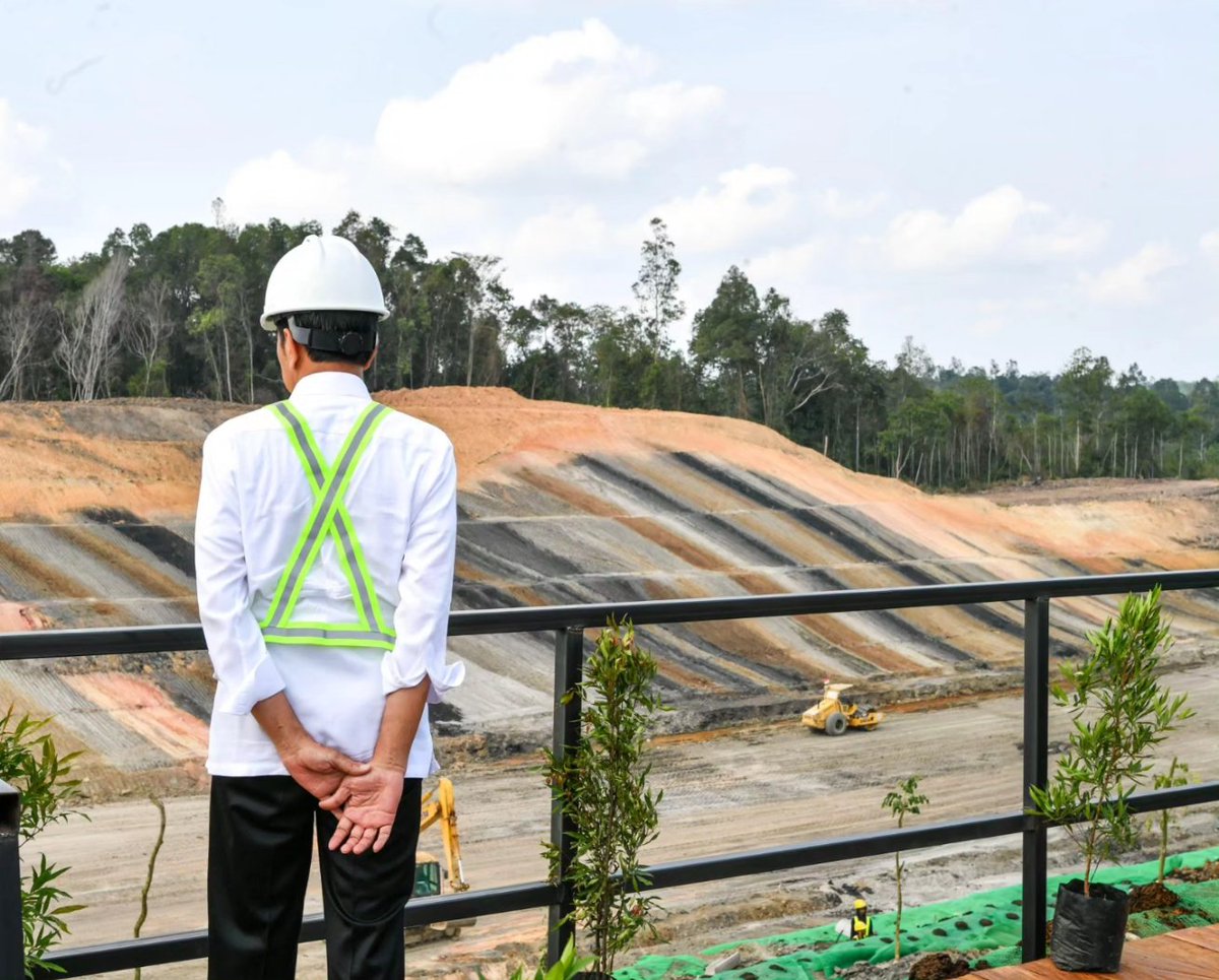 jokowi's tweet photo. Hari kedua di Kalimantan Timur ini, saya kembali mengunjungi Ibu Kota Nusantara. Pagi tadi, saya  meninjau langsung progres pembangunan jalan tol yang akan menghubungkan Kota Balikpapan ke kawasan IKN. 

Jalan tol ini nantinya akan memangkas waktu tempuh dari Balikpapan menuju IKN dari 2 jam lebih biasanya, menjadi sekitar 50 menit saja. Saat ini pengerjaan jalan tol tersebut telah mencapai hampir 55 persen. Kanan kirinya ini akan dibuat sehijau mungkin, ditanami pohon-pohon endemik Kalimantan.

Saya berharap Jalan Tol IKN sudah bisa dipakai pada pertengahan tahun 2024.