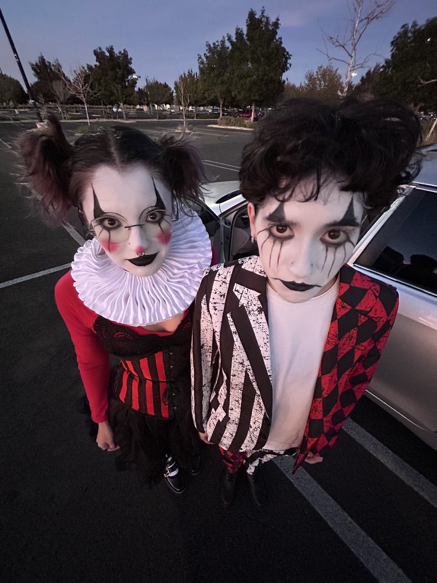 batsrealm's tweet photo. Happy Halloween!🤡 https://t.co/CChBaSRLTm