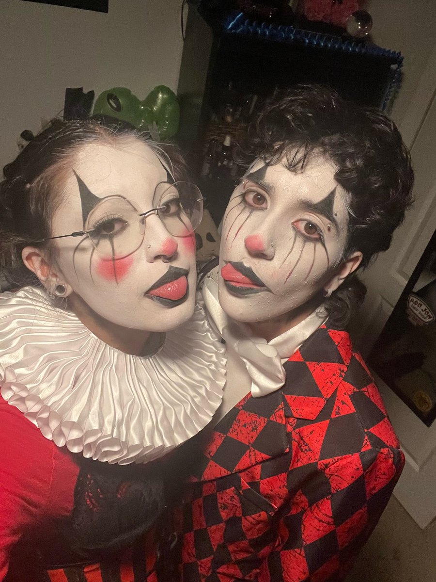 batsrealm's tweet photo. Happy Halloween!🤡 https://t.co/CChBaSRLTm