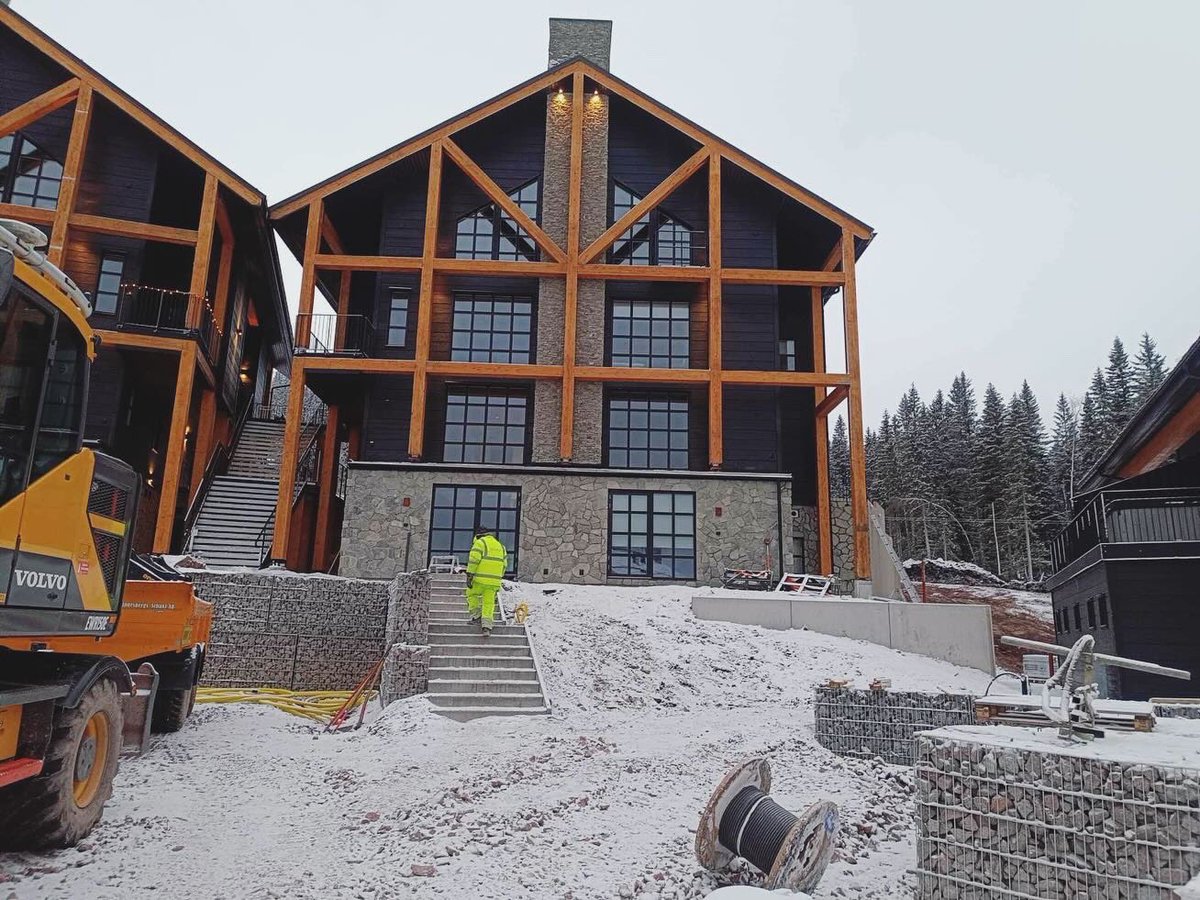 expanderamera's tweet image. Här är några bilder från en av våra byggarbetsplatser där våra anställda arbetar på att skapa något fantastiskt. Det är verkligen fantastiskt att se hur idéer och ansträngningar omvandlas till verkliga strukturer. Tack för ert dedikerade arbete!
#byggbemanning #bygg #byggarbetare