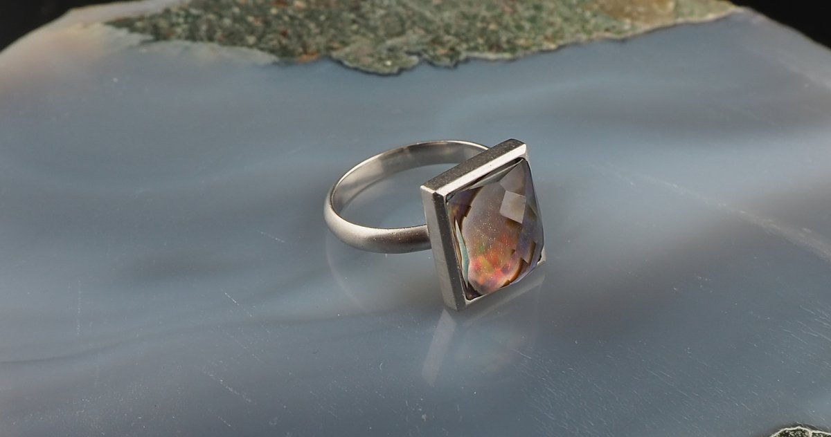 10月のオーダーで作成したパウアシェル×ルチルのリング✨
一本腕のリングでシンプルな形に仕上げました。
角度によってさまざまな色に変化してとても美しいです…