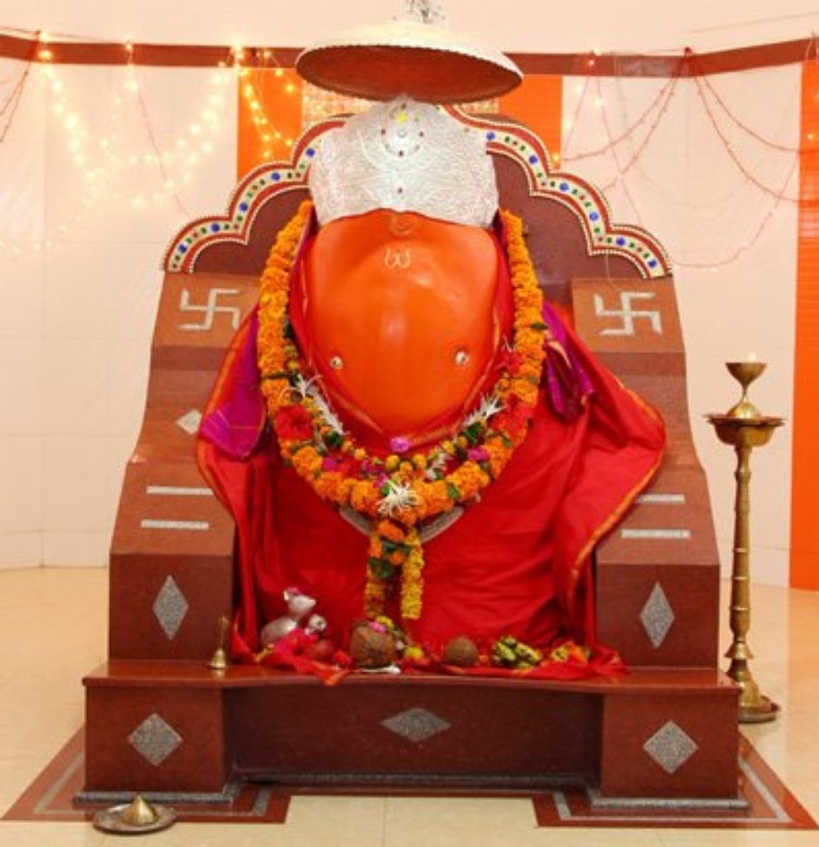 anjusahni98's tweet photo. The attractive idol of Shri #Ganesh in the form of #Varad #Vinayak installed by Sage Vasishtha at Kelzhar (Wardha District). Let us offer obeisance to Varad Vinayak the bestower of intellect, with a spiritual emotion of surrender !
"गणपति बप्पा" #करवा_चौथ

@AstroCounselKK https://t.co/hLt5ISLUPF
