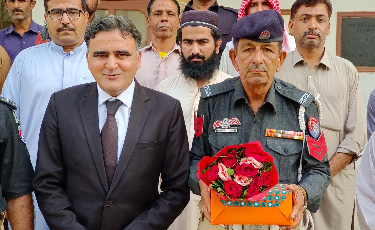 SSPLASBELA's tweet photo. Honorable Session Judge Hub's recent gesture of hosting a farewell party in honor of HC/449 Mr. Muhammad Hassan upon his retirement is a heartwarming example of fostering positive relationships between our esteemed judiciary and the dedicated law enforcement agencies. https://t.co/xDRtTEv582