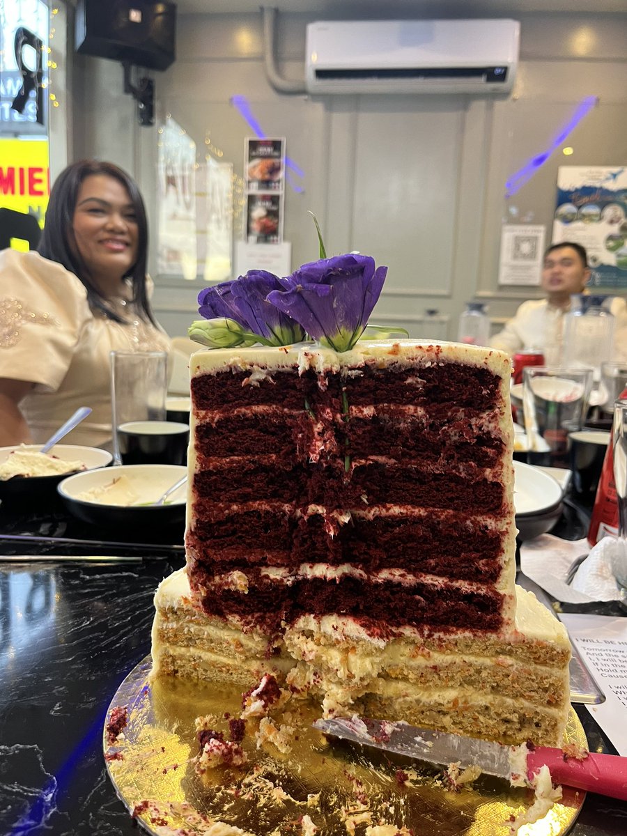 iezka_traveller's tweet photo. 2 layered cake for a special wedding! 
1st layer is Carrot Almond Cake and the 2nd layer is a Red Velvet Cake! This is extra delicious for the lovely couple! 😉👌🤍💙

#carenes #carenebakes #cake #special #wedding #2layers #Carrot #almond #RedVelvet #delicious #lovely #couple https://t.co/IWK2ufIkcb