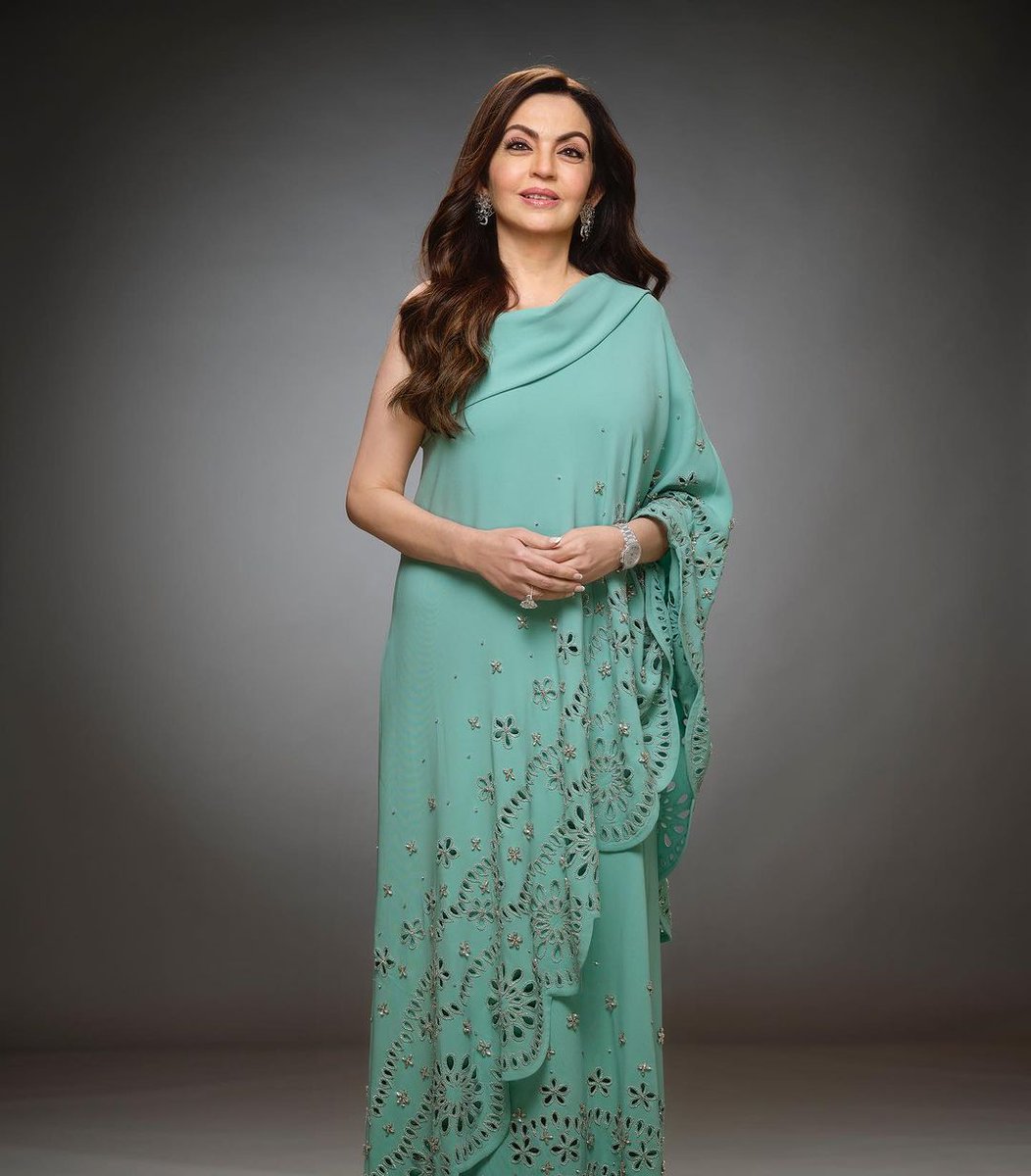 _IshaAmbani's tweet photo. "Happy birthday to my favorite person in the whole world." 📷📷📷📷📷
Happy Cake Day! Enjoy 📷📷
#HappyBirthday #LoveYou #MOM 📷 https://t.co/UAQJ10NJMV